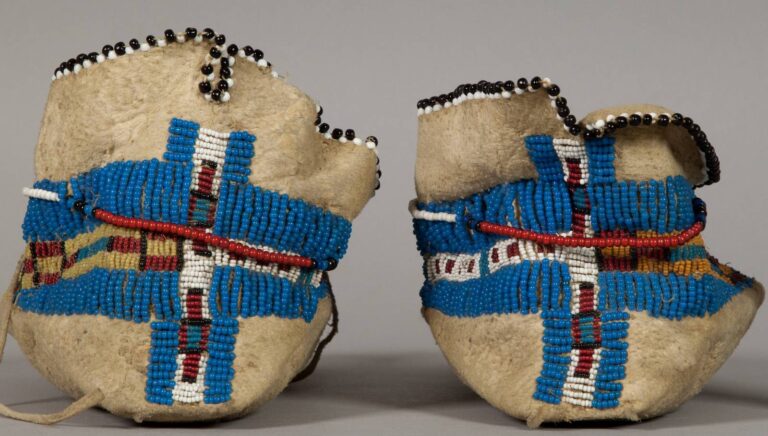 Cheyenne or Lakota side seam moccasins heel detail. NMNH. Notice the different sizes of beads: pony beads, seed beads and some, that are rather somewhere "in between".